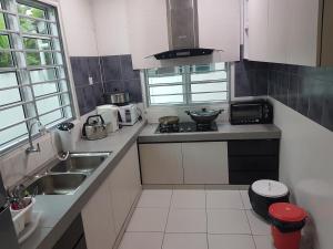 Kuchyň nebo kuchyňský kout v ubytování Sitiawan Homestay Entire Semi D home + 26 fotografií