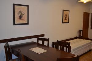 ein Esszimmer mit einem Tisch und einem Bett in der Unterkunft Departamento Ciudad De Santa Rosa in Santa Rosa