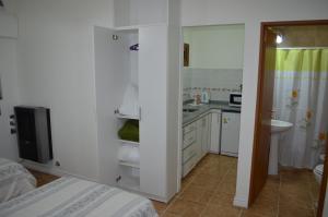 ein Badezimmer mit einem Bett, einem Waschbecken und einer Toilette in der Unterkunft Departamento Ciudad De Santa Rosa in Santa Rosa + 1 Foto