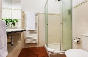 y baño con ducha y lavamanos. en Monte do Serrado De Baixo en Évora