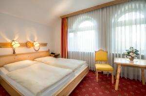 Postel nebo postele na pokoji v ubytování Hotel Gasthof zur Post