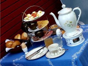 a table with a blue table cloth with a tea kettle at mara in Wendisch Evern