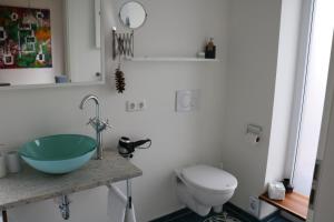 ein Bad mit einem Waschbecken und einem WC in der Unterkunft mara in Wendisch Evern