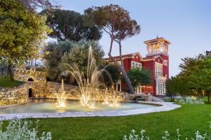 A garden outside Mercure Villa Romanazzi Carducci Bari