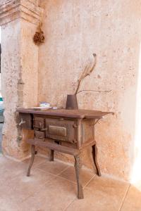 an old wooden desk in front of a wall at La Fragna in Nardò
