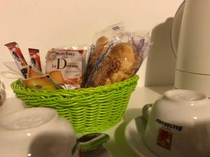 una cesta de pan en un mostrador junto a una cafetera en Le Magnolie Agriturismo en Verolanuova
