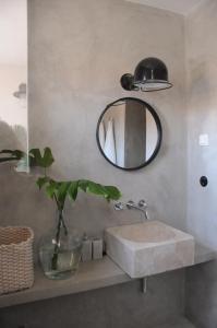 La salle de bains est pourvue d'un lavabo et d'un miroir. dans l'établissement Campo de Santa Clara 98, à Lisbonne