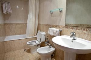 リョレート・デ・マルにあるApartamentos Royalのバスルーム(トイレ、洗面台付)