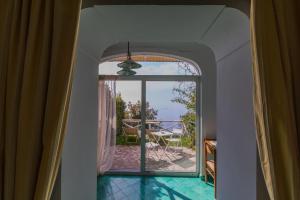 Utsikt över poolen vid Bacio del Sole B&B Positano eller i närheten