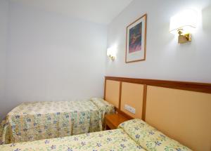 una habitación de hotel con 2 camas en una habitación en Apartamentos Royal, en Lloret de Mar