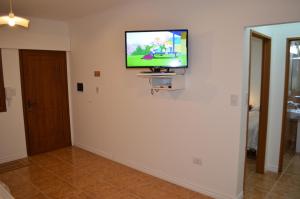 TV de pantalla plana en la pared de una habitación en Departamento Ciudad De Santa Rosa en Santa Rosa