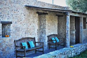 zwei Stühle auf einer Veranda eines Steingebäudes in der Unterkunft Siamoformentera Analissa in San Francisco Javier