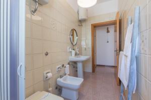 トッレ・ラピッロにあるGaia Apartment 51のバスルーム(洗面台、トイレ、鏡付)