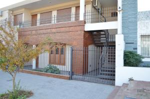 un edificio de ladrillo con balcón y escalera en Departamento Ciudad De Santa Rosa en Santa Rosa