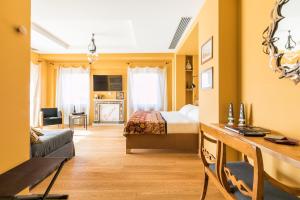 ein Schlafzimmer mit einem Bett und ein Wohnzimmer in der Unterkunft Rarity Suites in Rom