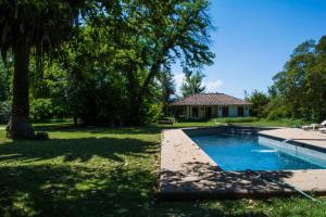 a backyard with a swimming pool and a house at Cruz de Triana in Rancagua