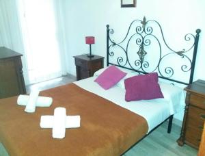 ein Schlafzimmer mit einem Bett mit zwei Kreuzen darauf in der Unterkunft Apartamento Sagrada Familia in Barcelona