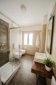La salle de bains est pourvue d'une douche, d'un lavabo et de toilettes. dans l'établissement Ca' degli Armati, à Noale