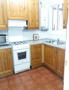 eine Küche mit weißem Herd und Spüle in der Unterkunft Apartamento Sagrada Familia in Barcelona