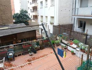 una vista aérea de un patio con macetas en Apartamento Sagrada Familia, en Barcelona