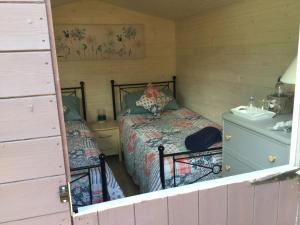 ein Schlafzimmer mit 2 Betten und einem Waschbecken darin in der Unterkunft Cherryberry Lodges in Abergavenny