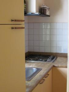eine Küche mit einer Spüle und einem Herd Top-Backofen in der Unterkunft Gli appartamenti di Lorenzo in Cervo