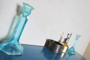 due vasi di vetro blu seduti su un tavolo blu di Gli appartamenti di Lorenzo a Cervo