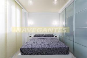 トレビエハにあるPlaya del Cura Torreviejaの白い部屋のベッドルーム1室(ベッド1台付)