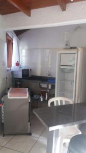 cocina con encimera, mesa y sillas en Residencial Tamy, en Florianópolis