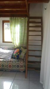 Habitación con cama y ventana con cortina en Residencial Tamy, en Florianópolis