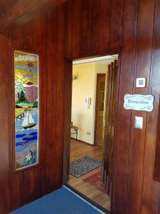 Habitación con puerta y espejo. en Portal Austral, en Puerto Montt