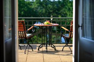 a table with a plate of fruit on a balcony at Schloss und Gut Liebenberg in Liebenberg