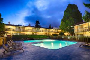 Bazén v ubytování Red Lion Hotel Bellevue nebo v jeho okolí