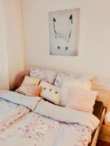 クラーゲンフルトにあるSandra‘s Studioの枕付きベッド、壁画