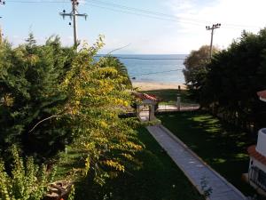 - Vistas a la playa desde la casa en Beach House Villa, en Nea Makri