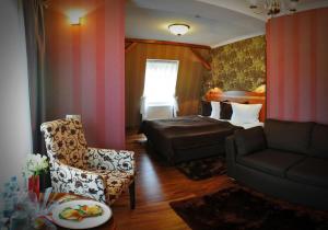 a living room with a couch and a bed at Villa Solankowa in Inowrocław
