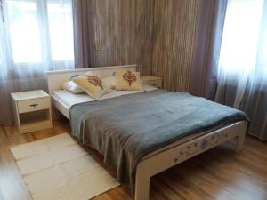 1 dormitorio con 1 cama grande y 2 ventanas en Jak Sobie Pościelisz Tak Się Wyśpisz en Zakopane