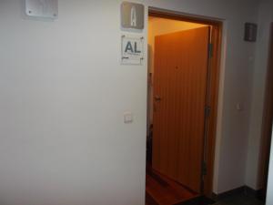 un pasillo con una puerta y un cartel en la pared en Penthouse City Center apartment en Ponta Delgada