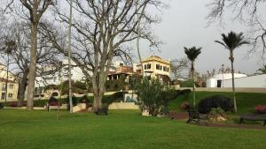 una casa en un parque con césped verde en Penthouse City Center apartment, en Ponta Delgada