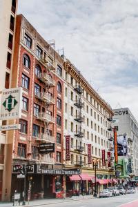 un edificio con scale antincendio sul lato di una strada di The Bartlett Hotel and Guesthouse a San Francisco