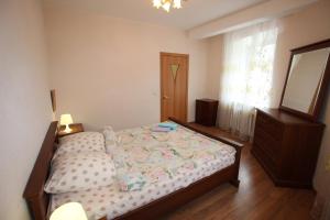 スィクティフカルにあるComfort Apartment On Karla Marksaのベッドルーム1室(ベッド1台、ドレッサー、窓付)