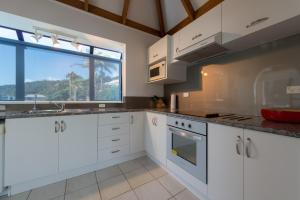 Gallery image of By the Bay Beachfront Apartments in Mangonui