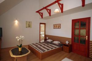Posteľ alebo postele v izbe v ubytovaní Hellasz Apartman