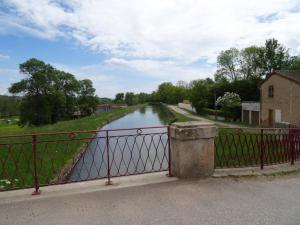 - Vistas al río desde un puente con una valla en Le Chantemerle climatisé, en Briennon