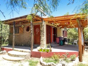 Casa pequeña con techo de madera en Jardin de Estrellas en San Marcos Sierras