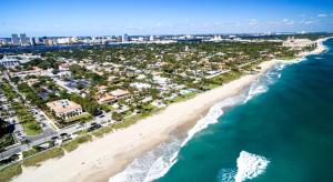 een luchtzicht op een strand en de oceaan bij Tropical Palm Beach 2 Bedroom 2 Bathroom Suite POOL -BEACH 2 Blocks Valet Parking Included in Palm Beach
