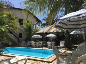 A piscina localizada em Pousada Hibiscus ou nos arredores