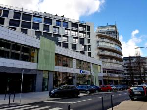 een stadsstraat met auto's die voor een gebouw geparkeerd staan bij Home4you in Lissabon