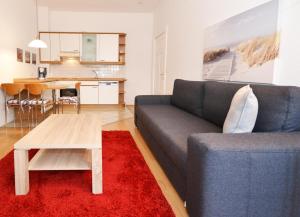 uma sala de estar com um sofá e uma mesa em Apartment Regina 2 em Heringsdorf