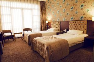 ein Hotelzimmer mit 2 Betten und einem Fenster in der Unterkunft Hotel Suadiye in Istanbul